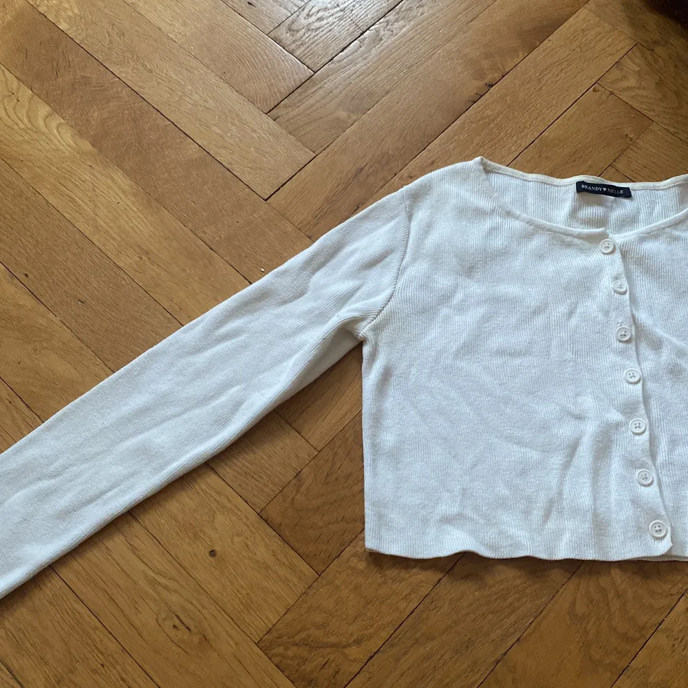 Brandy Melville Croppad cardigan i vit med vita knappar och långa ärmar. Så fin! 🤍. Tröjor & Koftor.
