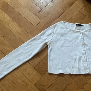 Croppad cardigan brandy  - Brandy Melville Croppad cardigan i vit med vita knappar och långa ärmar. Så fin! 🤍
