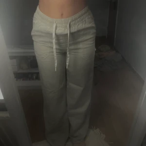 Byxor - Byxor fråm hm.  Använda max 3 gånger.  Behöver strykas men har inte möjlighet till det.  Köparen står för frakt 😇