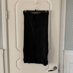 Stickad kjol  - Stickad kjol med slits på båda sidorna, jättefint skick! Jag är 170 cm lång🫶🏼