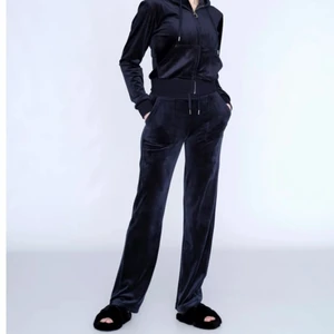 Mörkblå juicy - Tänkte kolla intresset på mina mörkblå juicy couture byxor i XS(inga defekter, som nya!)❤️köpta för 1200 dom är använda ett få tal gånger och är i riktigt bra skick💕 