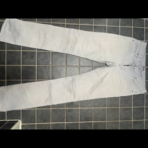 Acne jeans grå (låg midjade)  - Gråa acne jeans, inga tydliga defekter, jag är 167 och dom är långa på mig så skulle säga att de passar nån som är 170+, straigth fit, säljer pga att de ej passade mig storleks mässigt. Köparen står för frakten 