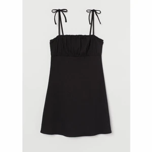 Svart klänning - Säljer denna svarta klänningen från H&M i storlek XS. Den är helt ny och med prislappen kvar. Helt slut på H&M’s hemsida. Köpt för 149kr.