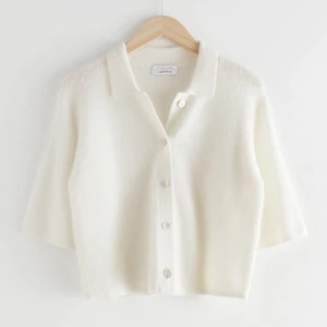 Kofta - Säljer min as snygga kofta från otherstories som är slutsåld, säljer den vita koftan men samma färg som bild 2💗💗💗 använd 2 gånger så den är i fint skick, skriv för privata bilder