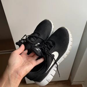 Nike Skor - Ett par Nike skor som är använda men i ett fint skick, syns inte på ovansidan men på undersidan är dom lite skitiga, man kan absolut slänga in dom en sväng i tvättmaskinen om man vill! Passar inte min fot tyvärr därav säljer jag dom, använda typ 3-5 ggr!