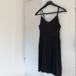 Svart klänning - Svart klänning från H&M i storlek 38. Väldigt skönt och tunt tyg, så perfekt på sommaren. Nästan helt oanvänd och i mycket fint skick! Kostar 100 kr och frakten som tillkommer betalas av köparen🥰🥰