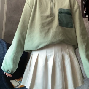 Vit söt kjol - En jätte fin vit kjol som passar till det mesta. Den är i toppskick och har inte använts så många gånger. Den är i storleken xs men funkar till nån med storleken s också.