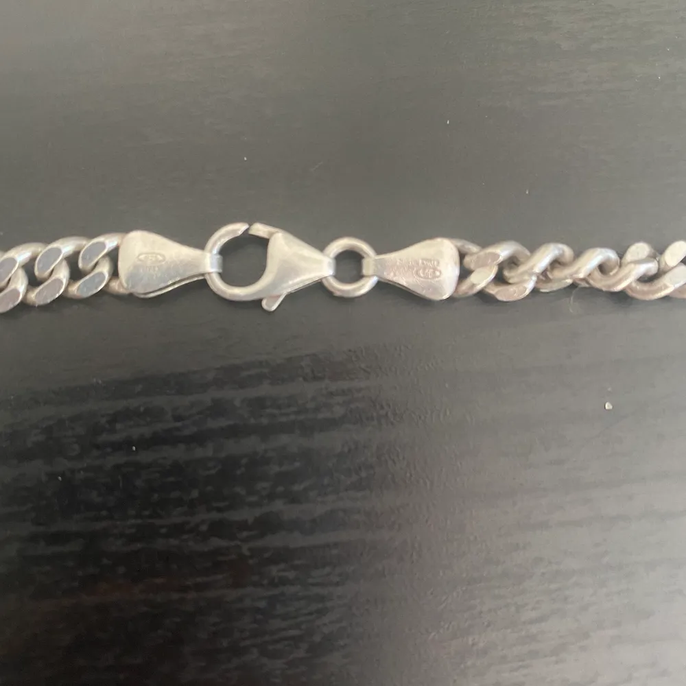 Ett jätte fint halsband i silver som jag säljer pga att jag inte använder det löngre, Äkta silver finns även 925 stämpel på det. Säljer det billigt för att få sålt det snabbt.. Accessoarer.