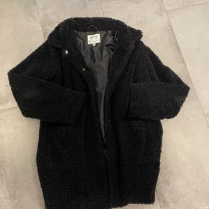 Teddy jacka - En svart Teddy kappa i fint skick. Storlek 158/164. Hör av dig vid intresse!💗 frakten är ungefärlig!💗