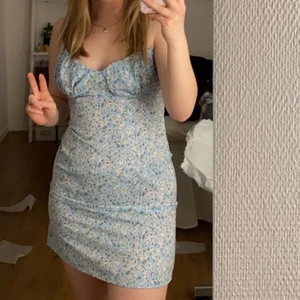 Sommarklänning  - Klänning i mycket fint skick, endast använd två gånger. Hör av er om ni är intresserade 🌻