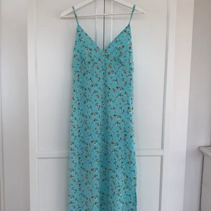 Klänning  - UNDERBAR sommarklänning från det danska märket AstridFrank. Köpt förra året och använt 1 gång. Den är i mycket bra skick! Har den i en annan färg också, tog med den på bild för att visa passformen på klänningen (det är exakt samma klänning fast i olika kulörer). Köparen står för frakten 📦🚚