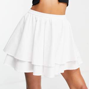 Säljer denna kjol ifrån weekday som är helt slutsåld. Säljer pga att det inte är min stil och den kommer inte till användning. Jätte fint skick. Den är som ny. Använd ca 2-3 gånger. Inga fläckar! Nypris är 350 kr.