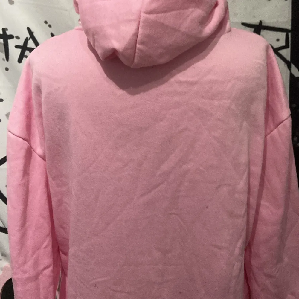 En rosa hoodie . Hoodies.
