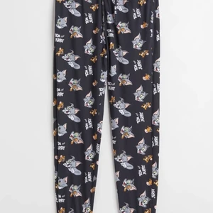 SÖKER Tom & Jerry byxor  - Söker dessa byxor i helst storlek XS men S går an med!!!