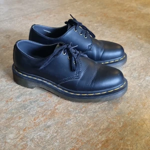 Dr.Martens lågskor  - Veganska Dr.Martens Lågaskor storlek 36. Säljer pga knappt använt. 