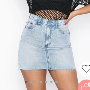 Jeanskjol - Jeanskjol från dr denim, använd typ 2 ggr och originalpris var 499 kr. Jättefin nu till sommaren, köparen står för frakten💓