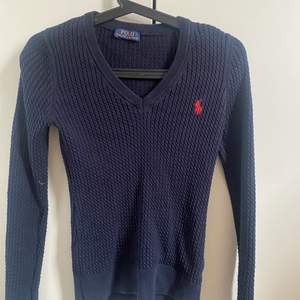 Marinblå Ralph Lauren sweatshirt. Köparen står för frakt och priset kan diskuteras.