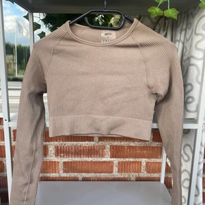 Aimn-set - Säljes då jag inte använder det längre. Toppen är i stl S medan byxorna är i stl XS.  Byxorna är 3/4 dvs de slutar ungefär mitten på vaderna.  Kan skickar bild med kläderna på om det önskas 