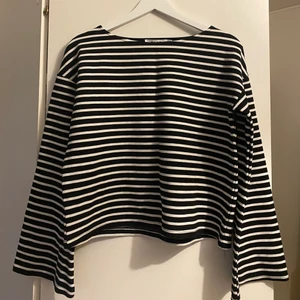 Tröja från NA-KD Strl M - Svart/vit randig långärmad tröja med vida ärmar från NA-KD i Strl M