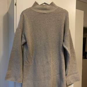 Lång grå stickad tröja från NLY TREND i Strl M