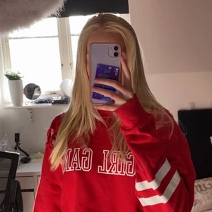 Röd Girl Gang - tröja - Röd tröja från Gina Tricot som inte längre säljs. Använd ca 3 gånger! Texten: Girl Gang 💕 Tröjan är i storleken S men funkar som M också. Väldigt prisvärd eftersom den inte längre säljs i affär! Köparen står för frakt!!