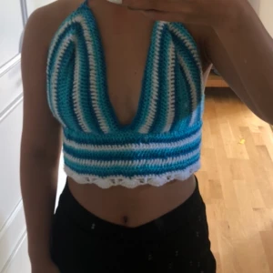 Egen virkad topp - Fin blå topp💙 kan även göra den i andra färger💞 Just denna passar S men kan även göra i andra storlekar. Går att justera i ryggen, kom privat för fler bilder 🫶