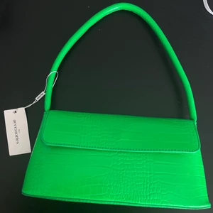 Grön Väsk  - Galet snygg väska! Köpt från Nelly. Aldrig använd, lappen sitter kvar. 