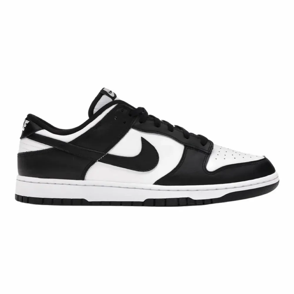Säljer ett par Nike dunk low ”Panda”/black and white i storleken 41 för 1999kr. De är helt nya, aldrig använda. Kvitto medföljer. För mer frågor eller bilder tveka inte att fråga :) Möts upp i Bromma eller fraktas Mvh//André . Skor.