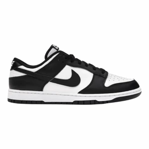 Nike dunk ”pandas” black and white - Säljer ett par Nike dunk low ”Panda”/black and white i storleken 41 för 1999kr. De är helt nya, aldrig använda. Kvitto medföljer. För mer frågor eller bilder tveka inte att fråga :) Möts upp i Bromma eller fraktas Mvh//André 