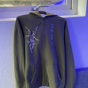 One of One zip up, olivgrön  - Säljer nu min One of One tröja som är i storlek L. Alla pärlor sitter kvar och har endast tvättats en gång. Inga skador på tröjan finns där heller. Vill helst bli av med tröjan för den hänger bara i min garderob. Skriv om ni har vill ha fler bilder. 