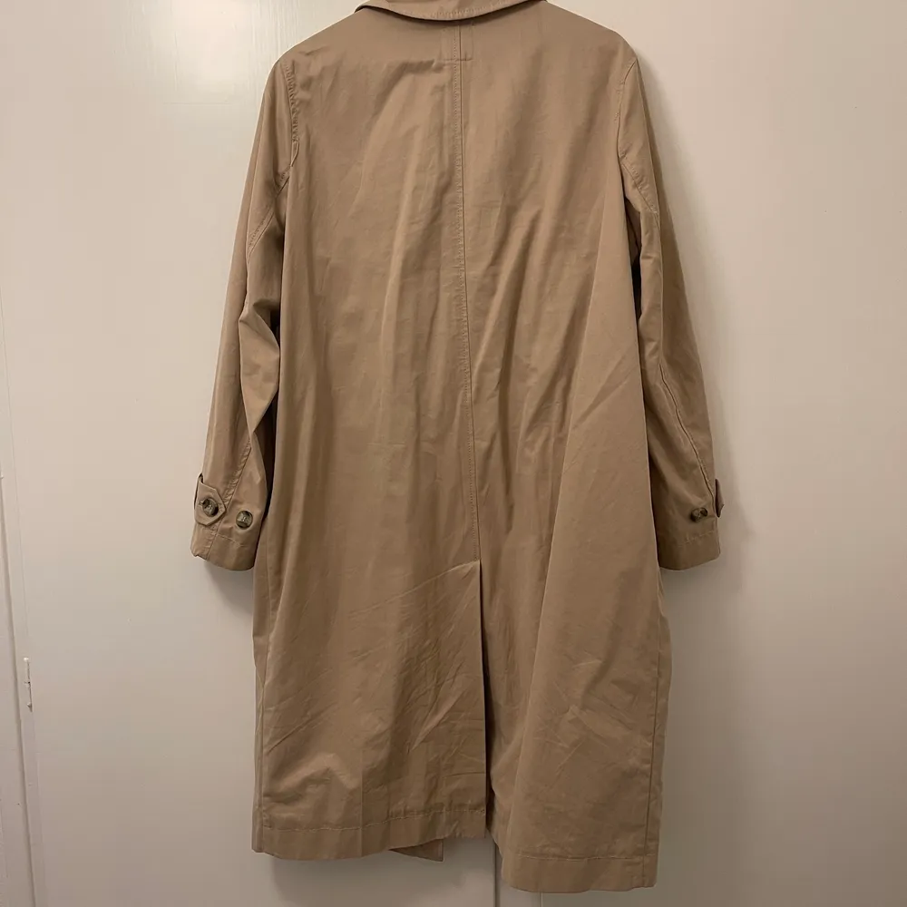 Beige trenchcoat från H&M i storlek S. Använd ett par fåtal gånger, fint skick!. Jackor.