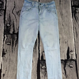 Raka jeans  - Ett par Vintage ljus blåa jeans. 