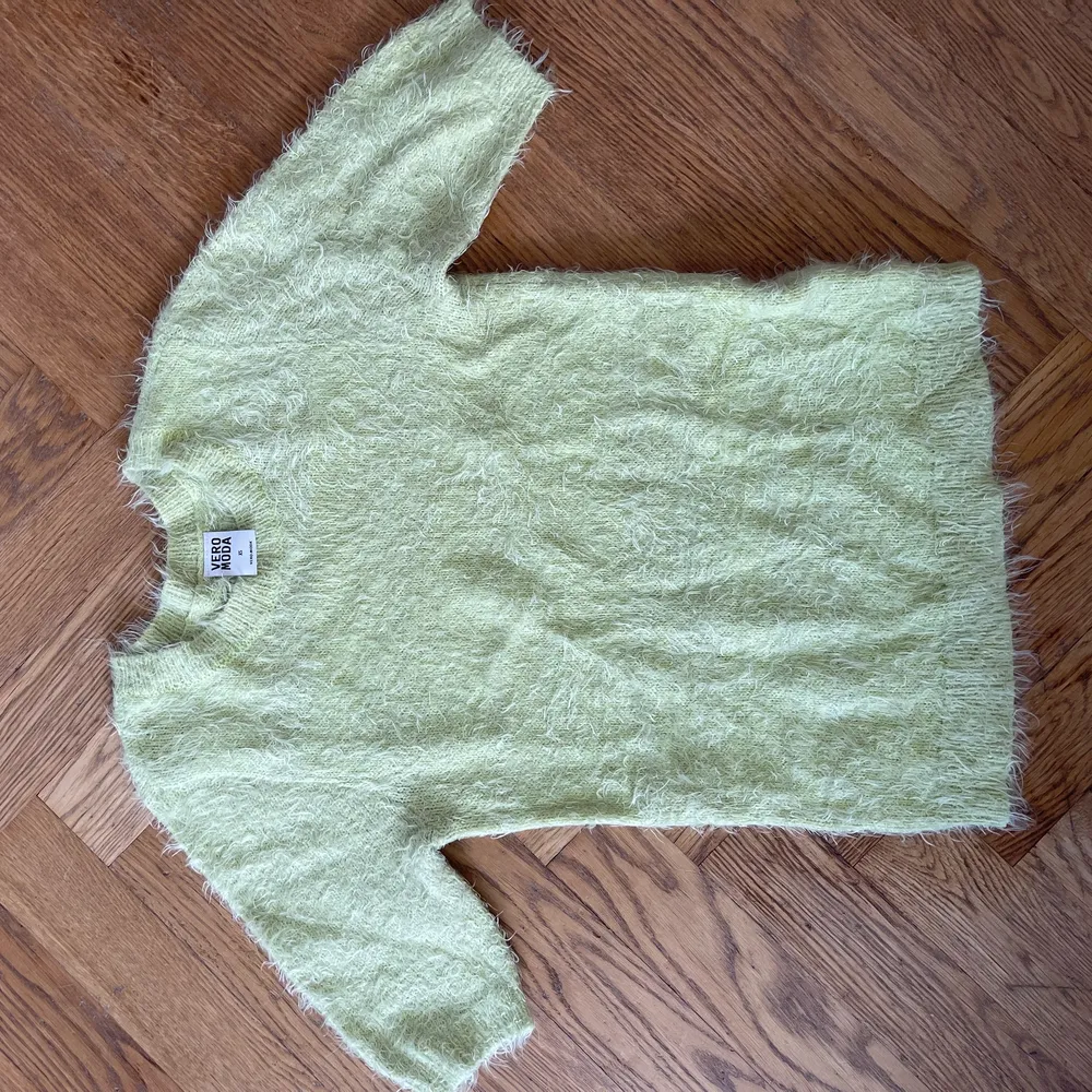 Ljus grön tröja med fluff, inte stickig och väldigt strechig. Toppar.