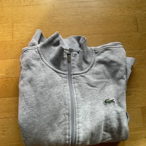 Lacoste - Lacoste tjocktröja, använd men är i ett bra skick.  Storlek M
