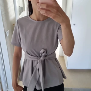 Shein - En superfin Shein blus med knyt runt midjan, den sitter väldigt smickrande.