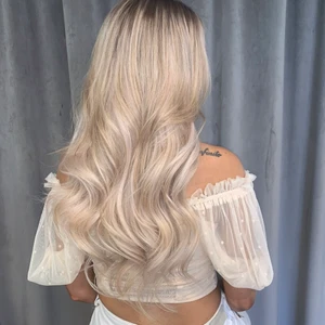 Extensions  - 5 packet extensions av lyx märket cindhair. 100 % äkta hår. Färgen är en blandning mellan 3 olika blonda färger för att uppnå ett mer naturlig resultat. Håret är användt för insättning 1 gång och köptes för cirka 9000kr 