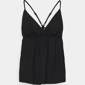 Volang topp - Volang topp från Vero Moda som är helt slutsåld. Den är aldrig använd. Jag har storlek xs men hade också funkat perfekt som en s/m, kontakta mig för mer bilder. Frakten betalar köparen 