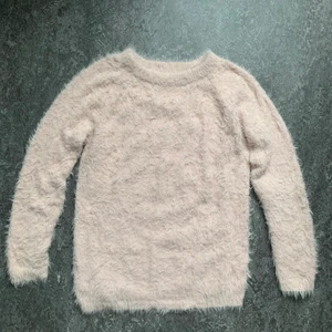 Rosa tröja storlek S - En mysig rosa tröja från Gina Tricot i storlek S. 60kr + frakt.