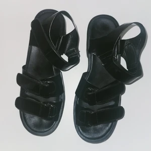 Sandaler med platå  - Sandaler med platå. 