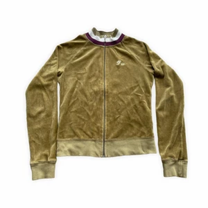 00s Juicy Couture tracksuit - !-50%!Snygg vintage sportig huvtröja från Juicy Couture! Vacker oliv färg med vit och lila krage, har den klassiska ’J’ dragkedjan samt broderad text på framsidan! I perfekt skick! 