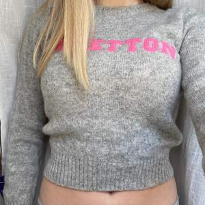 Säljer min fina stickade tröja från benetton då den inte kommer till användning💕hittar ingen storlek men skulle säga att den passar xs och s🙌🏼skriv privat vid funderingar!!!