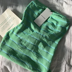 Adoore long tube dress Green 36 - Grön klänning från Adoore i storlek 36. Helt ny med prislappar kvar. Kommer inte in igen. Hämtas i Göteborg, annars står köparen för frakt som tillkommer på 66kr spårbart med postnord. 