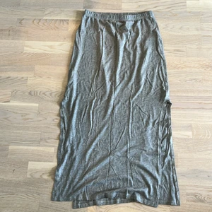 Grå långkjol - Grå långkjol med slits på båda sidor