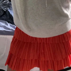 Orange kjol - Säljer min super gulliga orangea plisserade kjol ifrån zara, använd Max fem gånger🧡kjolen funkar för s-m