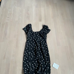 Prickig klänning  - Stl: XS Pris: 40 kr 