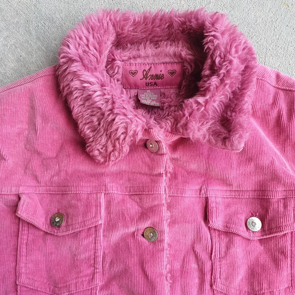True Y2K Curdoroy jacket in this stunning hot pink color with vegan fur lining. I love the little rhinestone buttons, this jacket is so glamorous. Bimbo Dreams come true when you put it on.. Jackor.