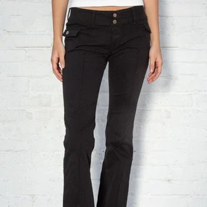 Brandy melville agatha pants - Säljer dessa svarta lågmidjade byxor från brandy melville i storlek s/onesize (70 cm i midjan och innersömmen 79 cm). De är knappt använda och i fint skick. Nypris är 400  Skriv för fler bilder eller om du har frågor😊 