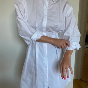 Vit skjortklänning  - Jättefin skjortklänning som inte kommit till användning, hör av er vid intresse!