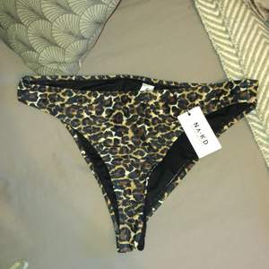 Leopardmönstrade bikini trosor fån nakd i strl m, aldrig anvönda, prislappen kvar. 