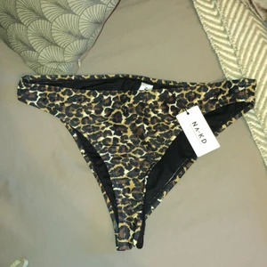 Bikinitrosor  - Leopardmönstrade bikini trosor fån nakd i strl m, aldrig anvönda, prislappen kvar. 